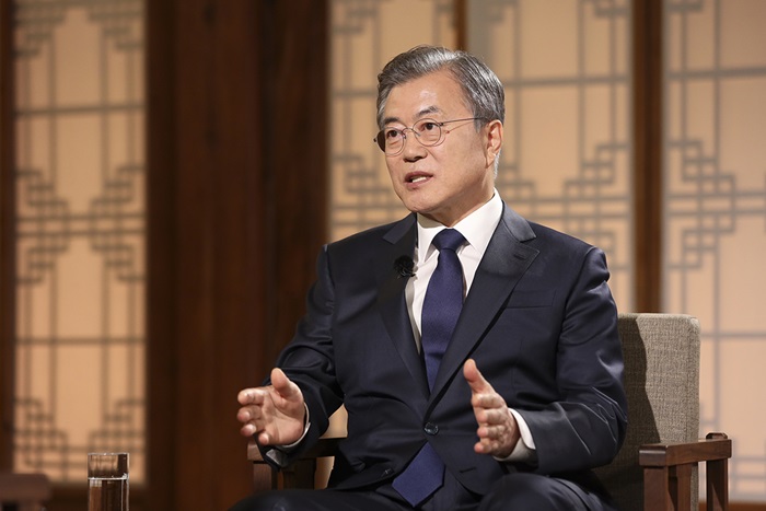 President Moon Jae-in on May 9 speaks in the live interview program “Special Talk with President Moon Jae-in Marking Two Years in Office” aired by KBS at the Cheong Wa Dae meeting room Sangchunjae.