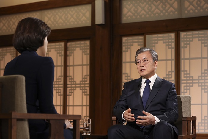 President Moon Jae-in on May 9 gives a live interview during the KBS TV show “Special Talk with President Moon Jae-in Marking Two Years in Office” at the Cheong Wa Dae meeting room Sangchunjae.