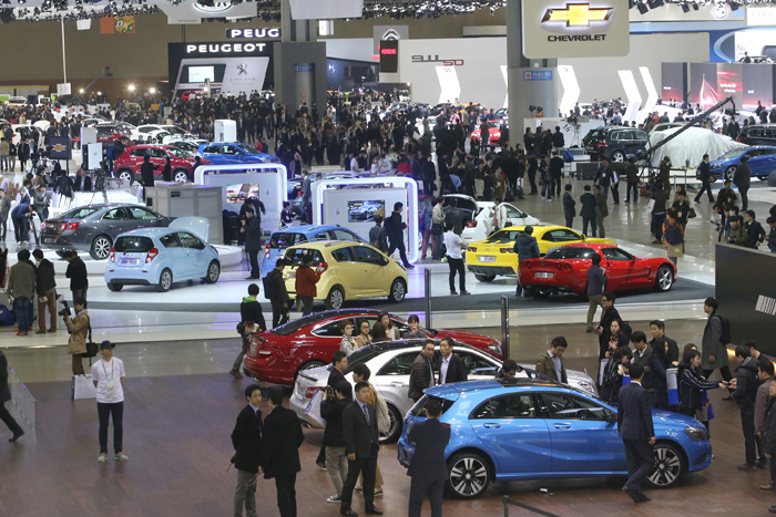 A total of 331 automotive companies from 13 countries are participating in the biennial Seoul Motor Show at Kintex, Goyang, which will continue until April 7 (photo: Yonhap News).  