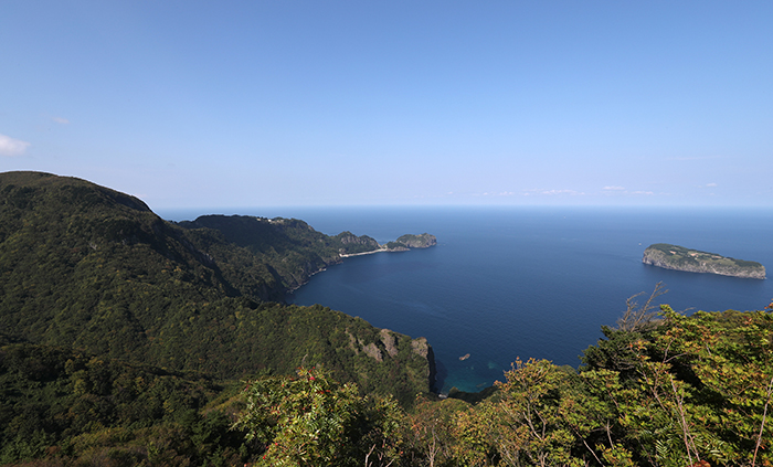 The Ministry of Environment and private investors jointly created a fund worth some KRW 42 billion to support small green-focused companies. The photo above shows Ulleungdo Island on a clear day. (Korea.net DB)