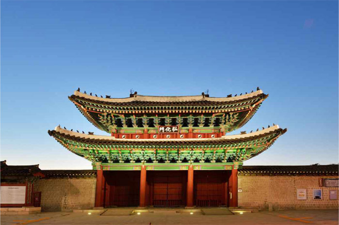 The Heungryemun Gate at Gyeongbokgung Palace (top) and the Heunghwamun Gate at Changgyeonggung Palace will be lit at night during February this year. 