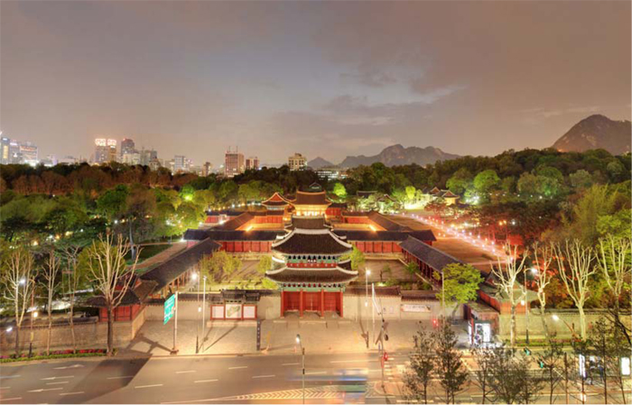 The Gyeongbokgung (top) and Changgyeonggung palaces will be open at night in late October and early November. 