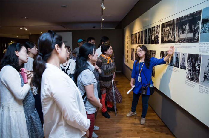  Curator-guided tours and traditional music performances take place during the National Palace Museum of Korea's evening openings. 