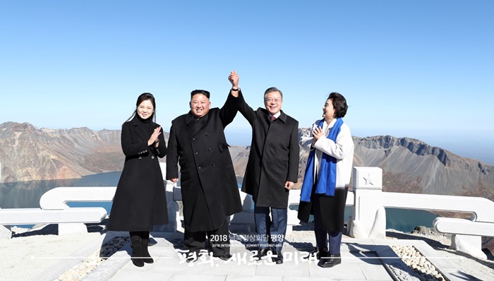 President Moon Jae-in (third from left) and North Korean leader Kim Jong Un on Sept. 20 held each other’s hands high atop Janggun Peak on North Korea’s Baekdusan Mountain. (Pyeongyang Press Corps)