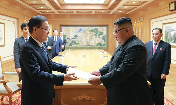 Director of National Security Chung Eui-yong, the head of President Moon Jae-in’s team of special envoys, delivers a letter from President Moon to North Korea's Chairman of State Affairs Kim Jong Un, in Pyeongyang on Sept. 5.