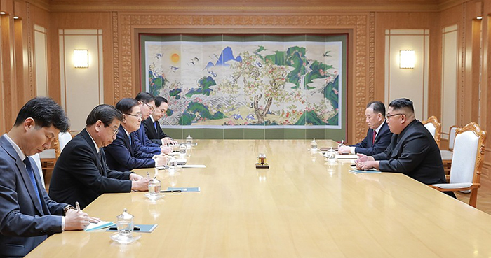 President Moon Jae-in’s special envoys and Chairman of State Affairs Kim Jong Un discuss the schedule for the inter-Korean summit, prospects for the inter-Korean relationship, and steps toward denuclearization, in Pyeongyang on Sept. 5.