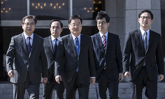 President Moon Jae-in is sending a five-member delegation to Pyeongyang on Sept. 5, the same officials who went to the North last March. Above, the special envoys heading across the South-North border in March. From left: National Intelligence Service (NIS) chief Suh Hoon, Senior NIS official Kim Sang-gyun, Chief of the National Security Office Chung Eui-yong, Presidential Secretary for State Affairs Yun Kun-young and Vice Unification Minister Chun Hae-sung. (Cheong Wa Dae)