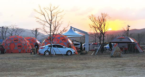 Interest in camping has increased tremendously in Korea in recent years. It is enjoyed as an outing event with family and friends (photo: riverguide.go.kr).