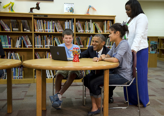 Citing 100 percent of Korean students have access to high-speed Internet, U.S. President Barack Obama said in his June 6 speech at Moresville Middle School that the U.S. should learn from Korea's high-tech educational environment (photo: Yonhap News).