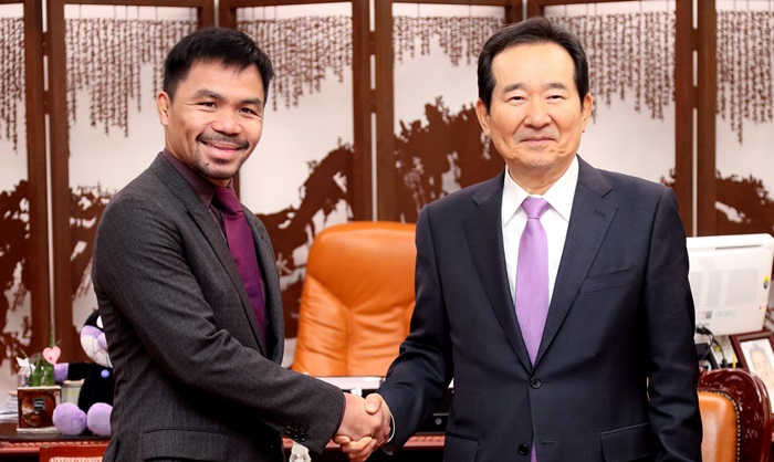 Philippine Senator Emmanuel Pacquiao (left) and National Assembly Speaker Chung Syekyun shake hands at the National Assembly building in Yeouido, Seoul, on Dec. 22. (National Assembly of the Republic of Korea)