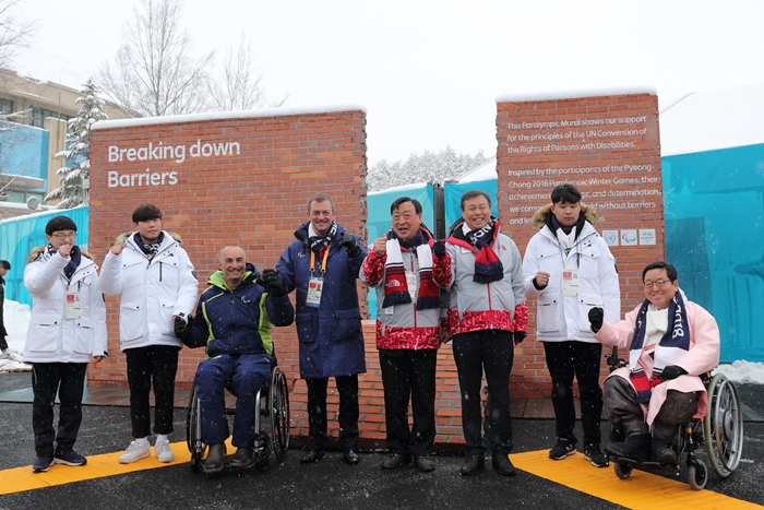 The Paralympic Mural is unveiled at the PyeongChang Athletes’ Village on March 8. International Paralympic Committee (IPC) President Andrew Parsons (fourth from left), PyeongChang Organizing Committee President Lee Heebeom (fifth from left) and other dignitaries pose for a photo during the unveiling ceremony.