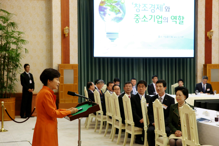 At a luncheon with business leaders from small- and medium-sized enterprises (SMEs) on October 2, President Park Geun-hye (left) said, “We will help SMEs and start-up companies find creative ideas and apply them to their businesses through Creative Economy Town.” (photo: Cheong Wa Dae)