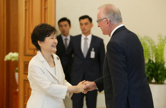 President Park Geun-hye (left) meets Buck McKeon, chairman of the US House Armed Services Committee, on August 8. (photo: Cheong Wa Dae) 