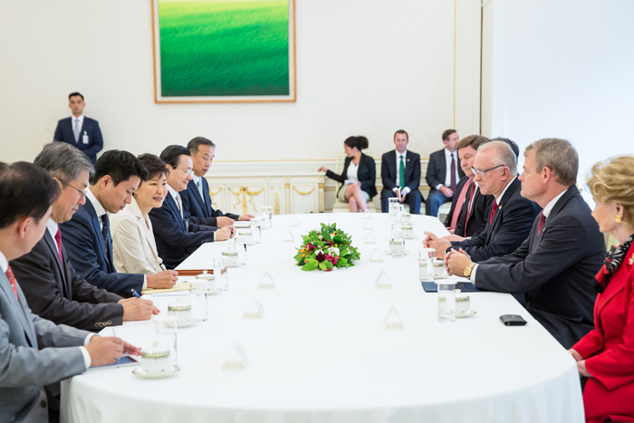  President Park Geun-hye (left) exchanges views on the Korea-US alliance and the political situation on the Korean Peninsula and across Northeast Asia with Buck McKeon, chairman of the US House Armed Services Committee, and his delegation, in Seoul on August 8. (photo: Cheong Wa Dae) 