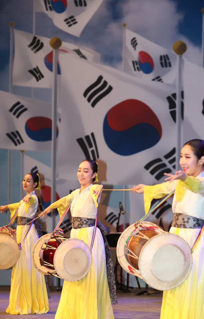  Performers dance the <i>jangguchum</i>, or double-headed drum dance, with the Taegeukgi, the Korean national flag, in the background during the ceremony marking the 69th Liberation Day at the Sejong Center for the Performing Arts on August 15. (photo: Yonhap News) 