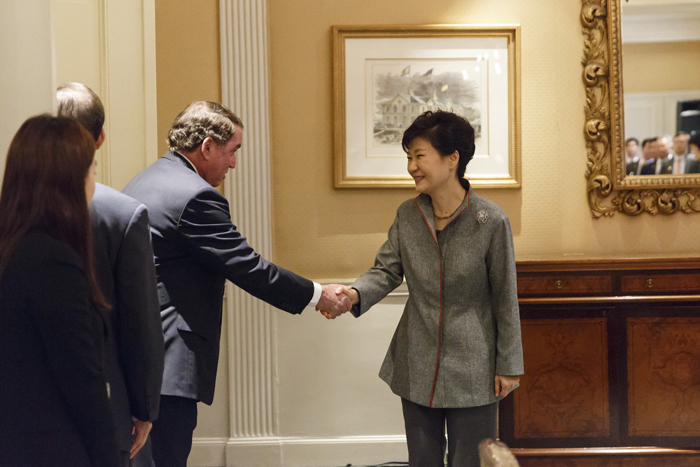  President Park Geun-hye shakes hands with Thomas Hubbard, the chairman of the Korea Society, in a meeting with heads of New York think tanks after attending the 69th United Nations General Assembly meeting on September 24. (photo: Cheong Wa Dae) 