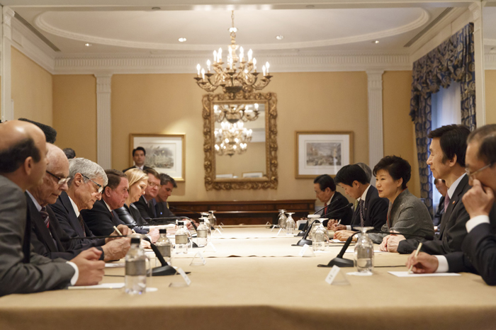  President Park Geun-hye exchange opinions on pending issues with heads of New York think tanks after attending the 69th United Nations General Assembly meeting on September 24. (photos: Cheong Wa Dae) 