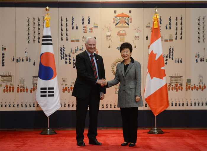 President Park Geun-hye (right) shakes hands with Canada’s Governor-General David Lloyd Johnston (photo courtesy of Cheong Wa Dae).