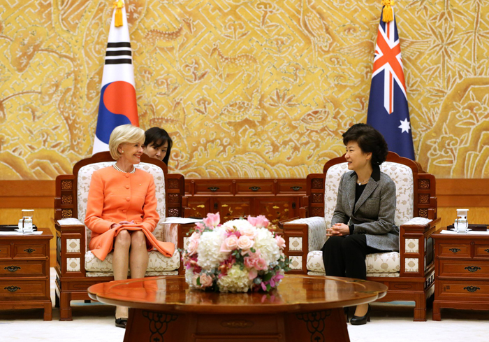President Park Geun-hye (right) talks with Governor-General of Australia Quentin Bryce at Cheong Wa Dae (photo courtesy of Cheong Wa Dae).