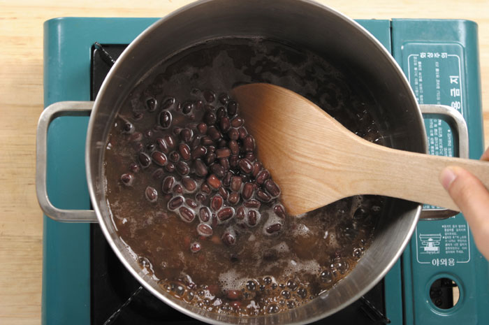 Add the water and red beans to a pan and boil until cooked thoroughly. If the water is not enough, add just add a bit more in order to cook the porridge properly.