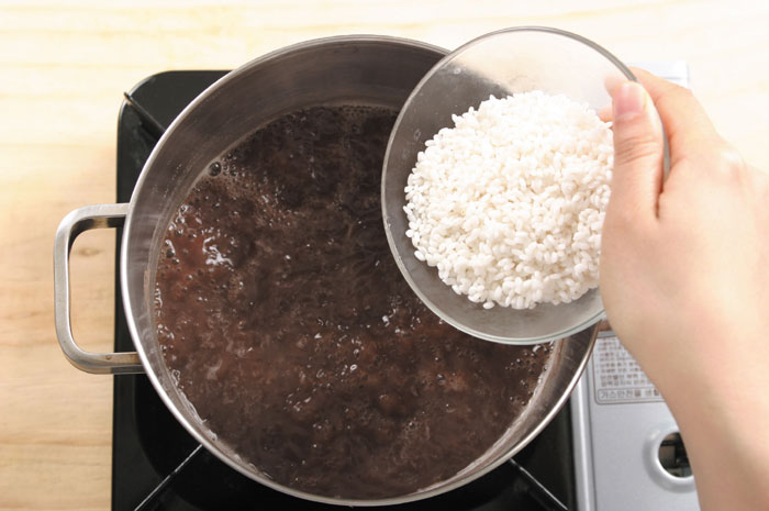 Boil the red beans, water and non-glutinous rice in a pot for about 20 minutes. 