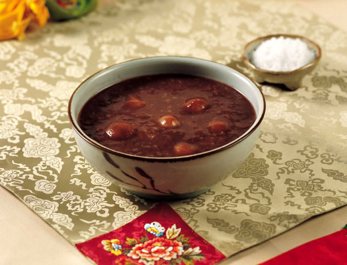 Red bean porridge is mostly eaten on Dongji at the onset of winter, as it's believed to expel evil ghosts and protect one's yang energy. Nutrition wise, it can supplement vitamin B, which is lacking in rice. Red bean porridge also goes well with radish water kimchi, or <i>dongchimi</i>.