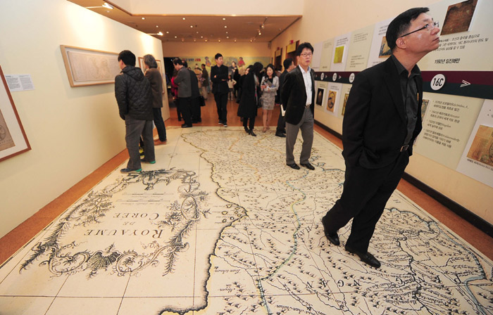 People look around the “<i>Dong-Hae</i> [East Sea] proven through the old maps of the world” exhibition on March 22 at the Seoul Arts Center. 