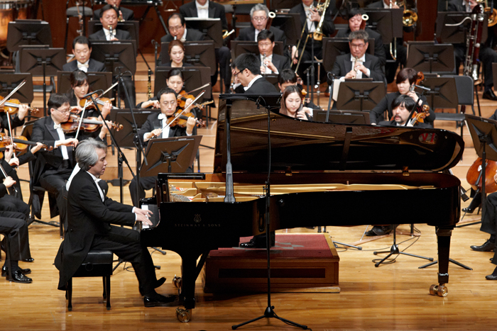 Kim Dae-jin plays the piano together with an orchestra (photo courtesy of Suwon Philharmonic Orchestra).