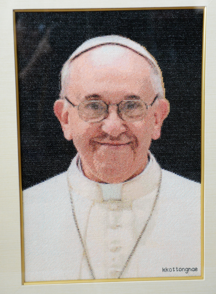  An embroidered portrait of Pope Francis made by a disabled woman who lives in the Kkotdongnae community. (photo: Kkotdongnae) 