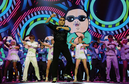 Psy performs Gangnam Style at the MTV Europe Music Awards held in Frankfurt (photo: KOCIS).