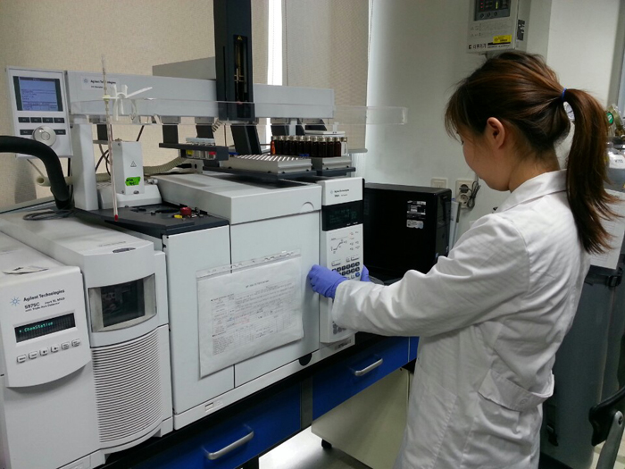  A scientist analyzes the furan content of certain foods. (photo courtesy of professor Kim Young-suk) 