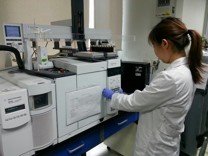 A scientist analyzes the furan content of certain foods. (photo courtesy of professor Kim Young-suk)