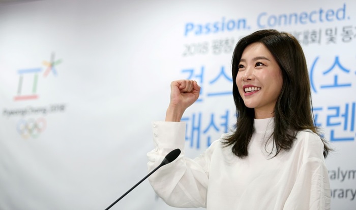 Singer Sojin from the pop group Girl's Day shouts out, “Go, PyeongChang!” after being appointed as an honorary ambassador for the PyeongChang 2018 Olympic and Paralympic Winter Games, at the Foreign Press Center Korea in Seoul on July 13.