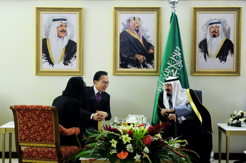 President Lee Myung-bak (left) meets Saudi Arabia’s King Abdullah (right) on the grounds of the Janadriyah National Festival near Riyadh on February 8