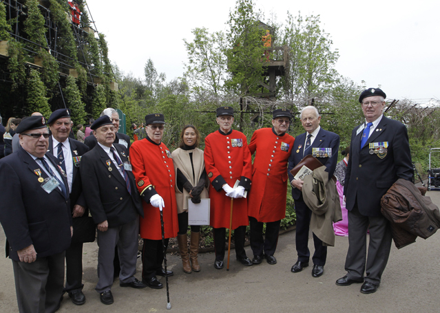 Garden designer Hwang Ji-hae, center, poses with Korean war veterans, and Korean war Chelsea pensioners by her show garden 'Quiet Time: DMZ Forbidden during the Chelsea Flower Show in London (Photo: Yonhap news)