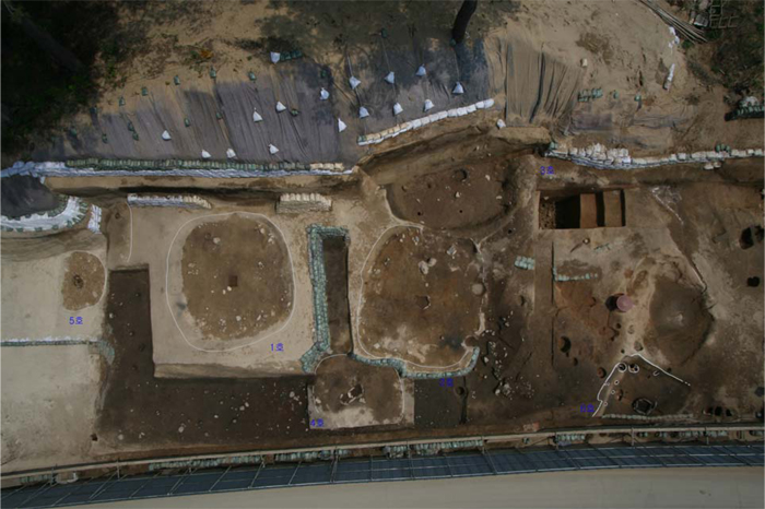  (Top) Samples of earthenware are discovered in Osan-ri, Yangyang Country. (Bottom) An aerial view of the excavation site in Osan-ri. 