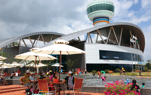 Visitors to the Hangang Culture Center located at Gangcheon Weir in Gyeonggi-do have a relaxing time