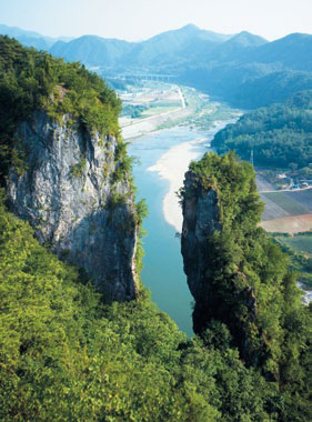 Seondol refers to a pair of tall rocks standing on the shore of the Seogang.