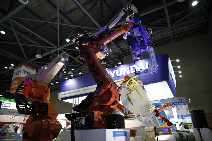  Manufacturing and service robots, as well as associated components, produced by 176 companies from nine nations were on display at the 2014 Robot World. 