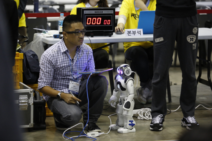  Some 6,900 people from 18 countries across the world take part in the International Robot Contest during the 2014 Robot World. 