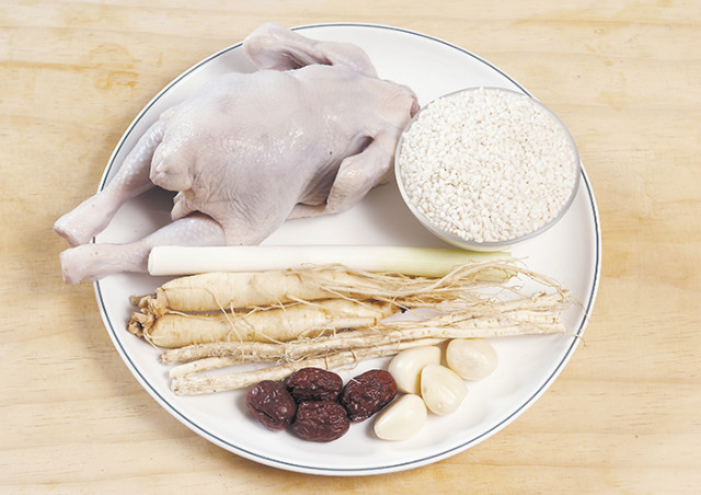 The main ingredients for <i>samgyetang</i> are young whole chickens, ginseng, glutinous rice, garlic, jujubes and green onions.