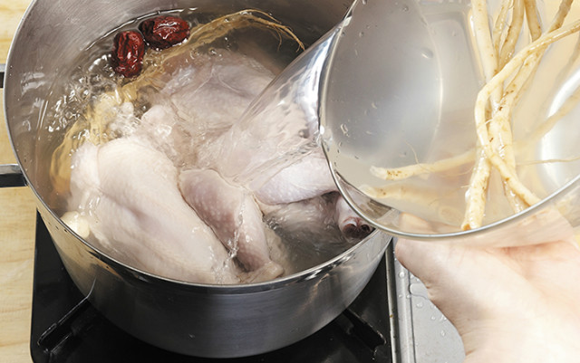 Put the stuffed chicken in the milk vetch root stock and boil it for 20 minutes over high. Lower the heat to medium and boil it again for 48 minutes. Make sure the chicken is not overcooked, otherwise the meat could get mashed and lose some of its taste.