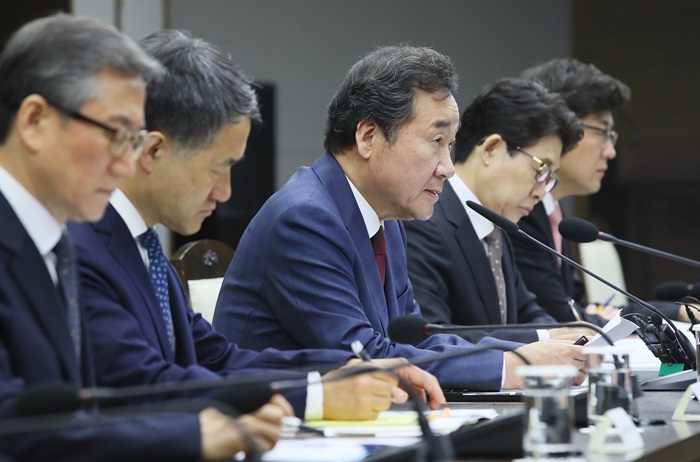 Prime Minister Lee Nak-yon on April 25 speaks in a meeting at Government Complex-Sejong about the results and pending tasks of the regulatory sandbox project. (Yonhap News)