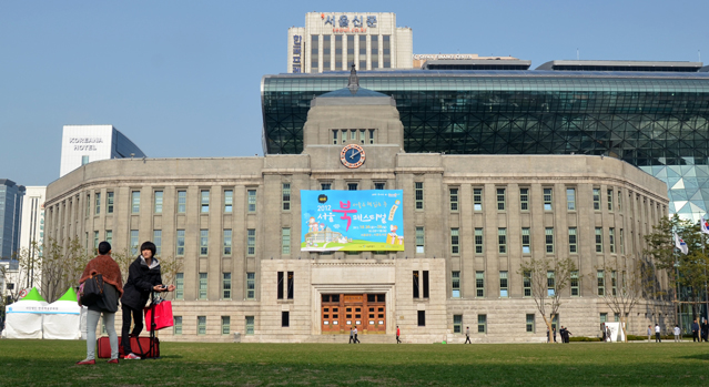 In front of Seoul City Hall is Seoul Plaza, a popular gathering spot and venue for numerous events and festivals.