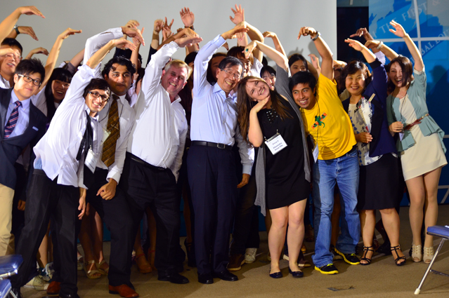 SISF members pulled Mayor Park out of his chair to dance to PSY's 