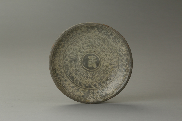 A piece of grayish-blue powdered celadon is marked <i>naeseom</i>, which indicates the Naeseomsi, the procurement department that managed supplies for Joseon's royal court.