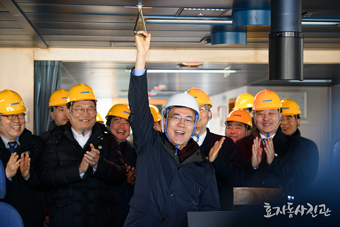 President Moon Jae-in sounds the klaxon onboard the icebreaker liquefied natural gas tanker 'Vladimir Rusanov' while visiting Daewoo Shipbuilding and Marine Engineering's Okpo Shipyard in Geoje, Gyeongsangnam-do Province, on Jan. 3.