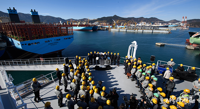 President Moon Jae-in delivers a congratulatory speech on the back deck of the liquefied natural gas tanker 'Vldaimir Rusanov' at Daewoo Shipbuilding and Marine Engineering' Okpo Shipyard in Geoje, Gyeongsangnam-do Province, on Jan. 3.