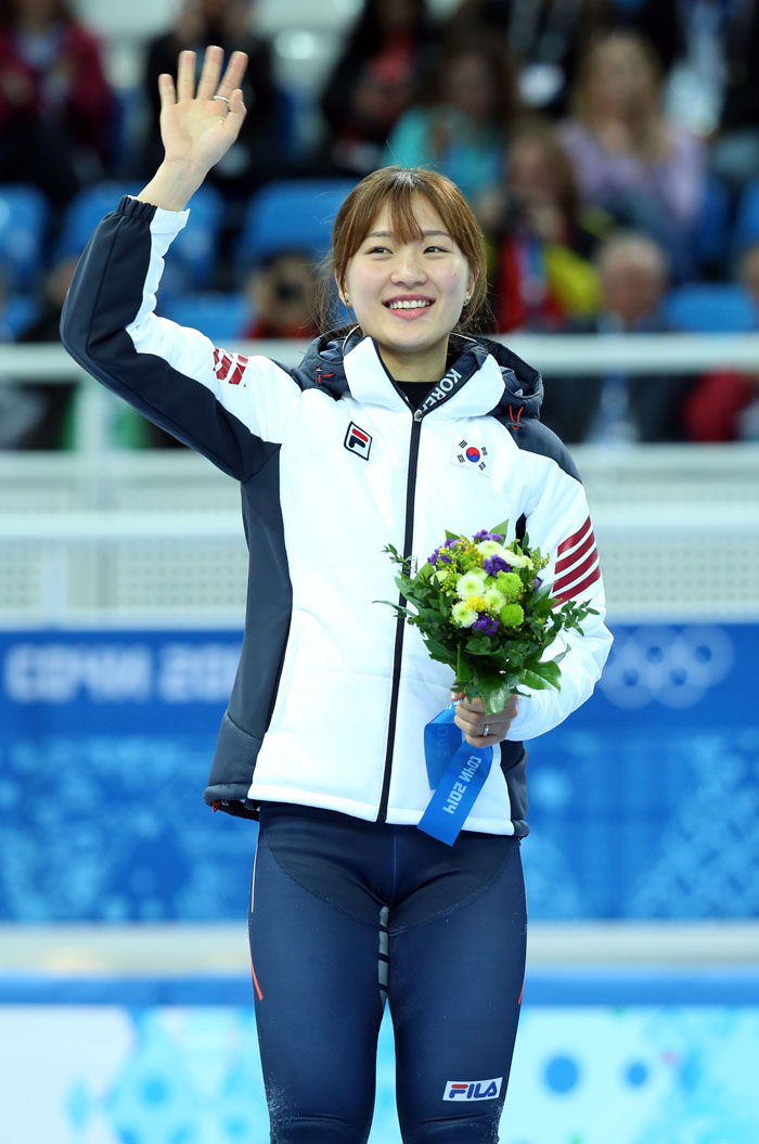  Park Seung-hi waves to the crowd during the awards ceremony after winning bronze in Sochi, Russia, on February 13. (photo: Yonhap News) 