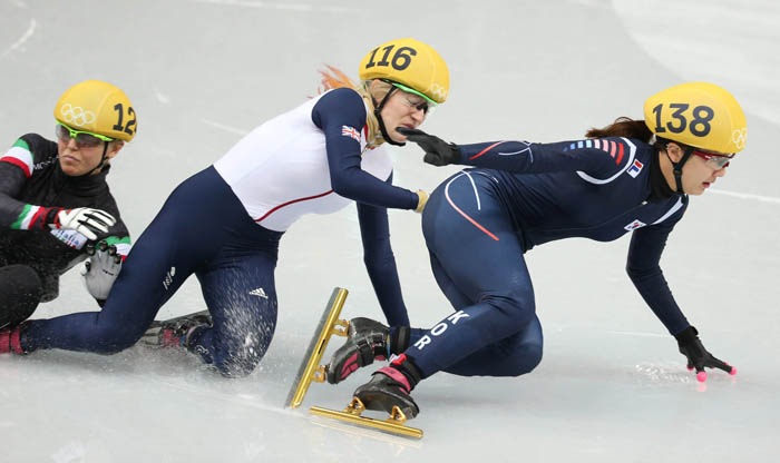  Park Seung-hi, wearing No. 138, is about to lose her balance after taking an early lead as she is hit from behind. (photo: Yonhap News) 